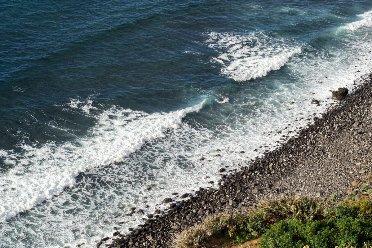 Вид на каменный пляж