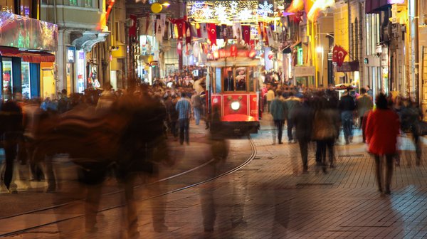 Улица Истикляль в Стамбуле - популярная прогулочная улица для туристов