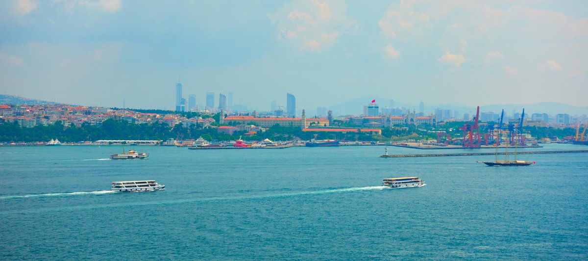 Панорама на Стамбул и причал