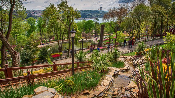 Популярный парк Эмирган для туристов - фестиваль тюльпанов в апреле