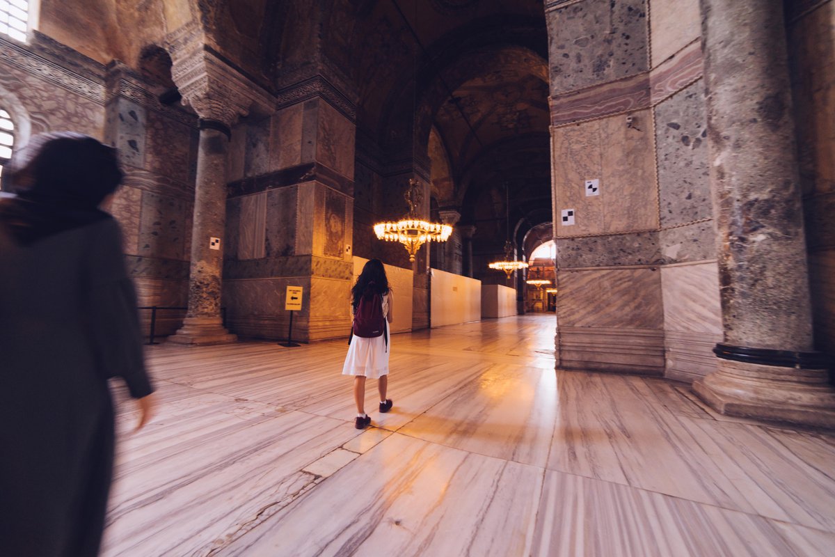 Девушка осматривает мечеть