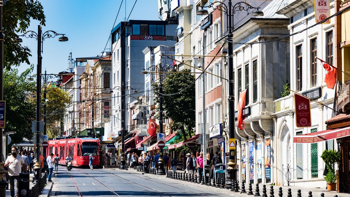 Трамвай на улице в Стамбуле