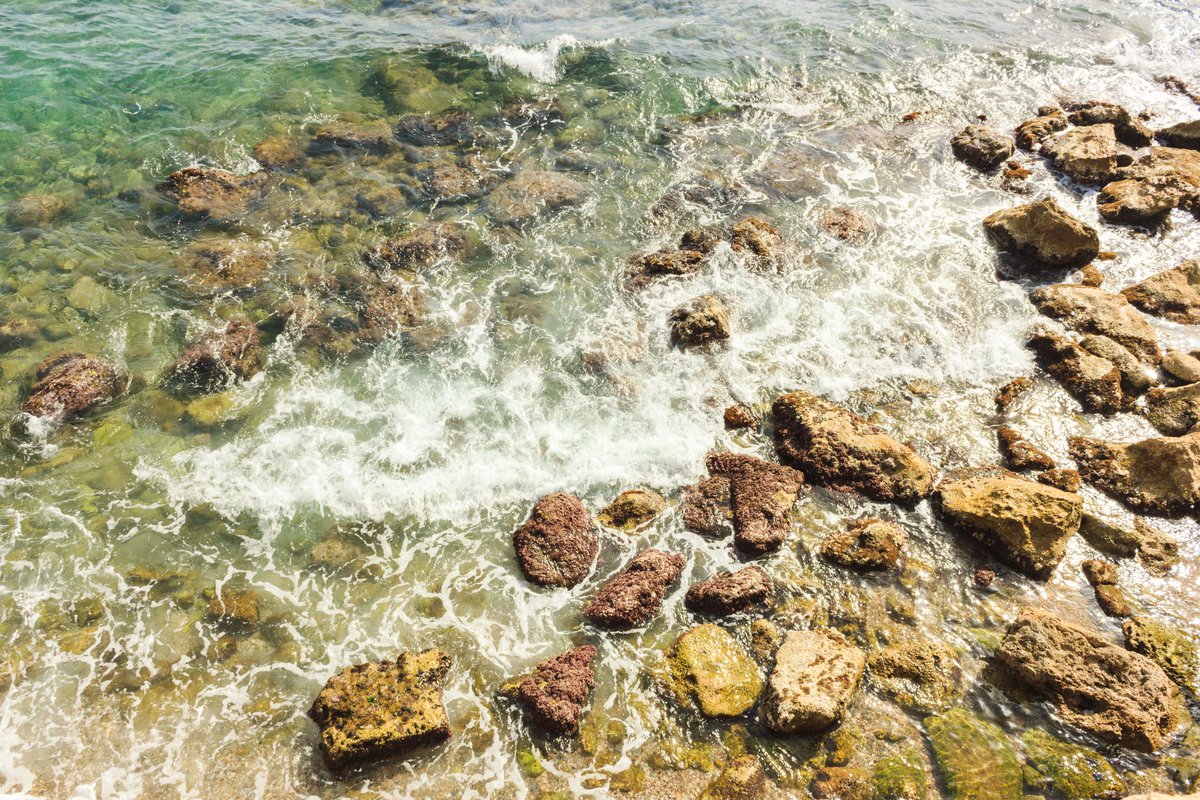 Камни на пляже