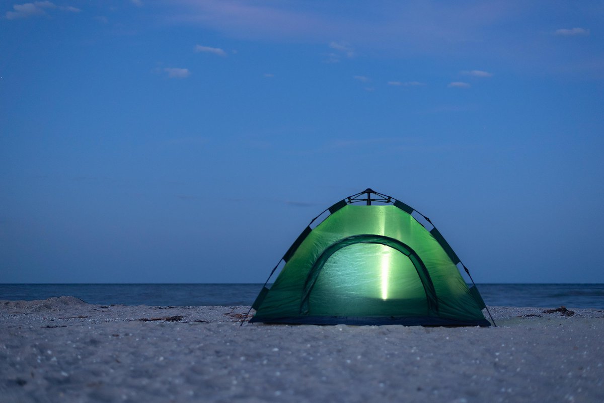 Палатка у моря вечером